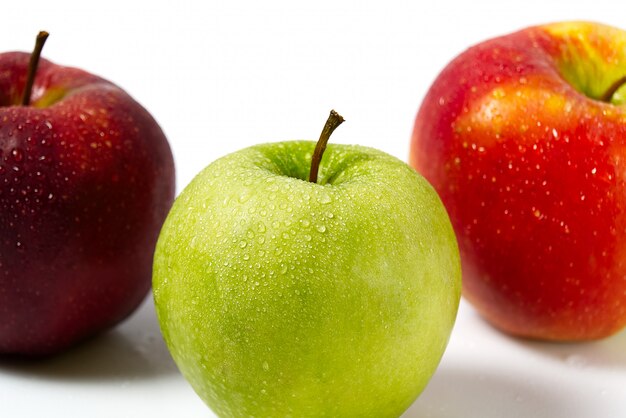 Délicieux appétissants belles pommes vertes et rouges fraîches sur fond blanc