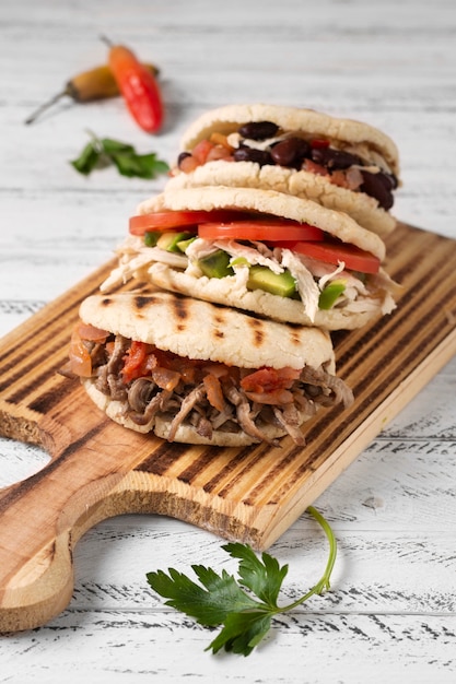 Photo de délicieux arepas à angle élevé sur planche de bois