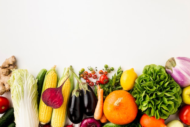 Photo délicieux arrangement de légumes sur fond blanc