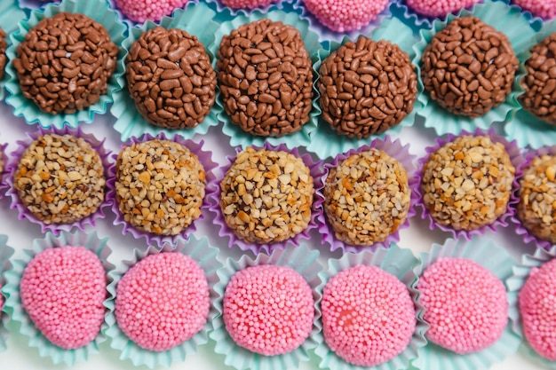 Délicieux assortiment de bonbons d'anniversaire pour enfants brigadeiro kiss bonbons à la noix de coco fraise brigadeiro bonbon brésilien