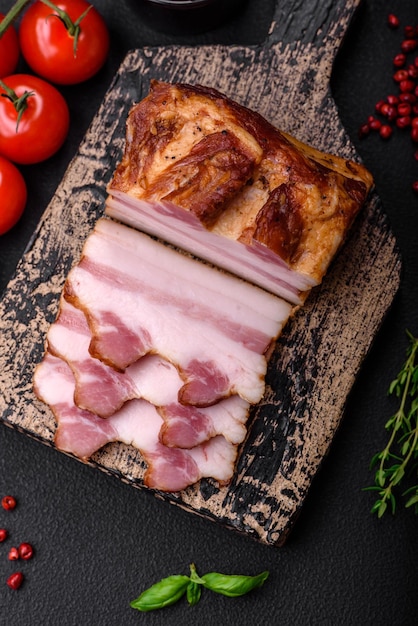 Délicieux bacon fumé calorique avec sel, épices et herbes