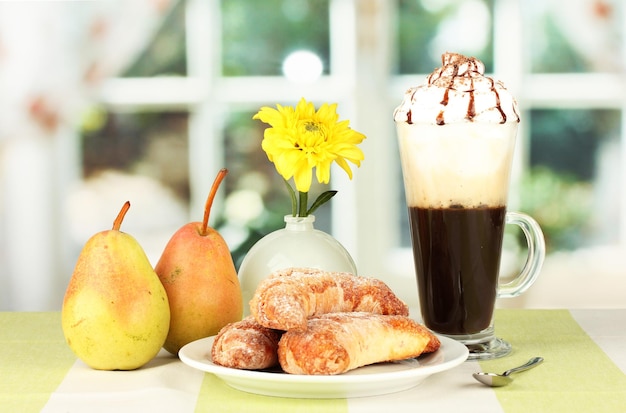 Délicieux bagels et café frais sur la table en gros plan