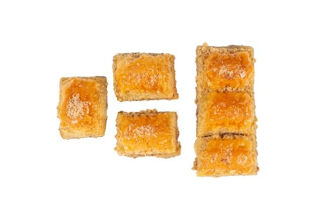 Délicieux baklava sucré isolé sur fond blanc. Vue de dessus.