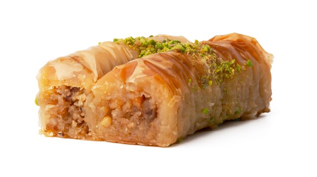 Délicieux baklava sucré isolé sur fond blanc