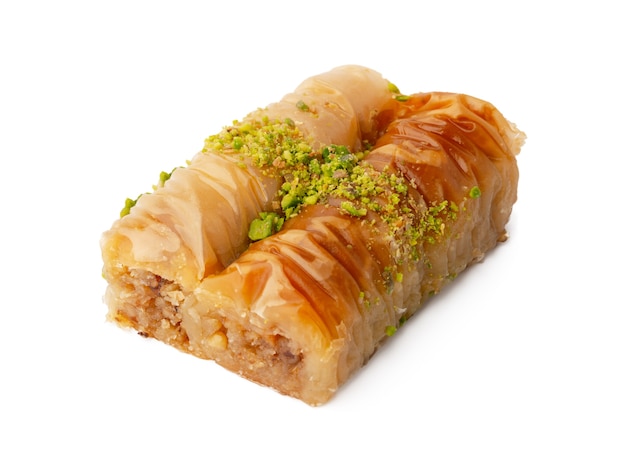 Délicieux baklava sucré isolé sur fond blanc