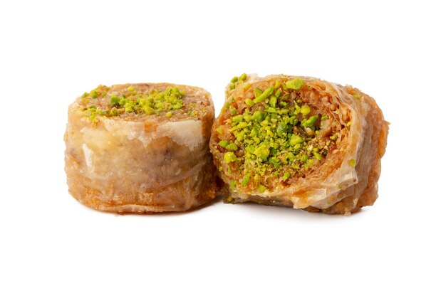 Délicieux baklava sucré isolé sur fond blanc