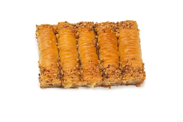 Délicieux baklava sucré isolé sur une surface blanche. Vue de dessus.