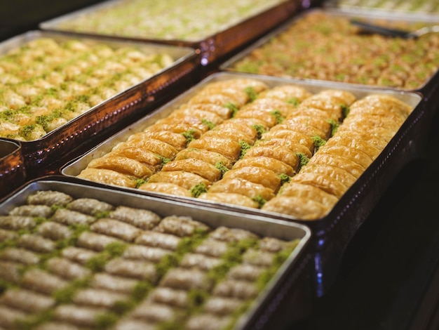 Délicieux baklavas dans une pâtisserie en Turquie