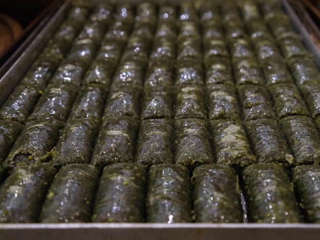 Photo délicieux baklavas dans une pâtisserie en turquie