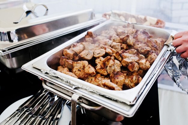 Délicieux barbecue au buffet sur la table