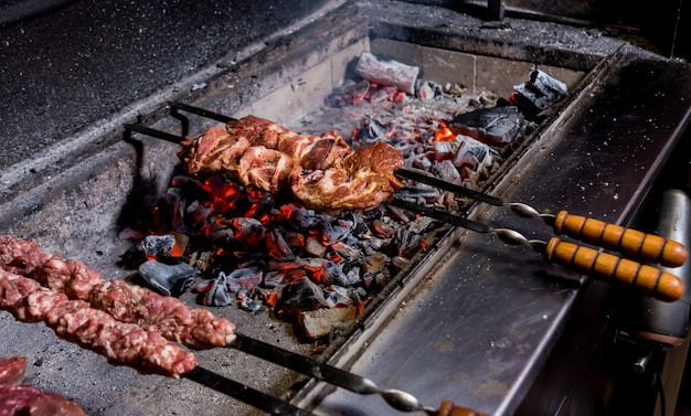 Délicieux barbecue de bœuf et de porc sur le gril. Restaurant géorgien.
