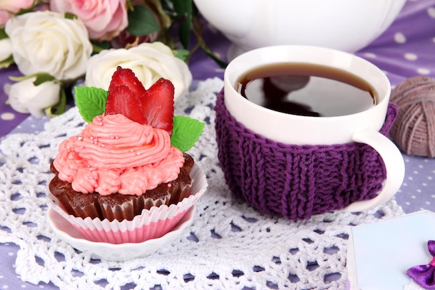 Photo délicieux beau cupcake sur table à manger libre