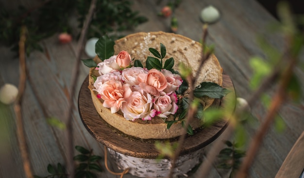 Délicieux et beau gâteau cru décoré de fleurs fraîches de tendresse