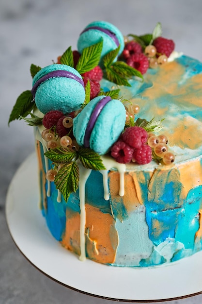 Délicieux et beau gâteau fait main. Confiserie pour les vacances. Le dessert est décoré de framboises fraîches, de groseilles blanches et de gâteaux.
