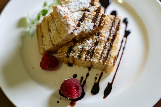 Un délicieux beau morceau de gâteau au chocolat et aux baies