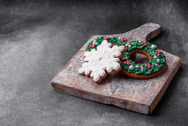 Délicieux beaux biscuits de pain d'épice de Noël sur un fond de béton texturé