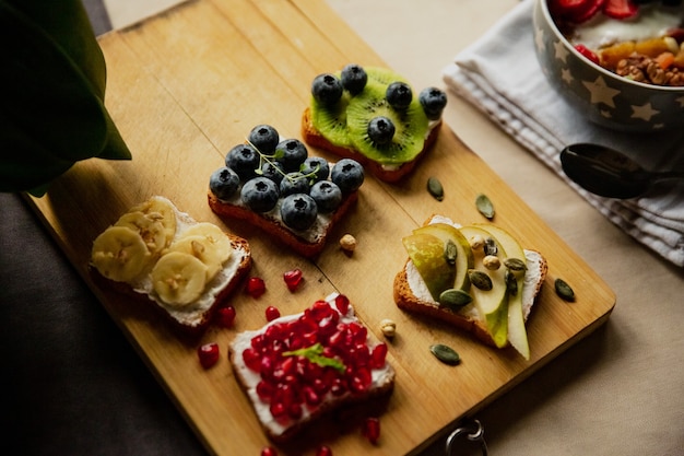 Délicieux beaux sandwichs avec des aliments sains aux fruits, petit-déjeuner