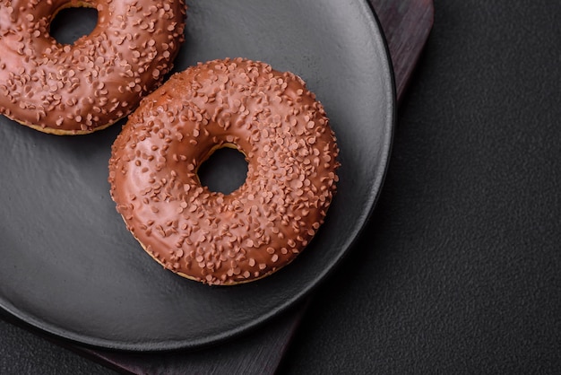 Délicieux beignet glacé au chocolat saupoudré de pépites de chocolat