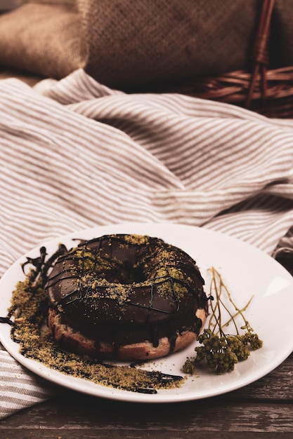 Délicieux beignet avec sauce au chocolat et éclats de pistache.