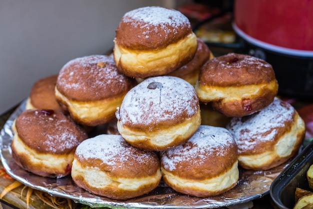 Délicieux beignets sur assiette