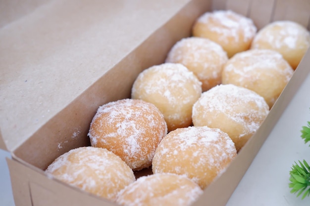 de délicieux beignets de boule de neige en arrière-plan