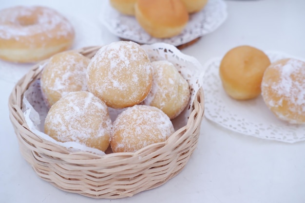 délicieux beignets boule de neige en arrière-plan