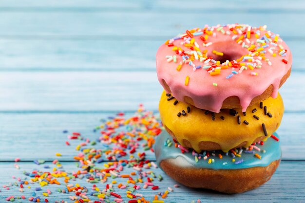 Délicieux beignets colorés assortis sur la table