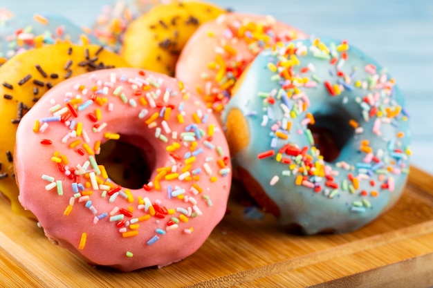 Délicieux beignets colorés assortis sur la table