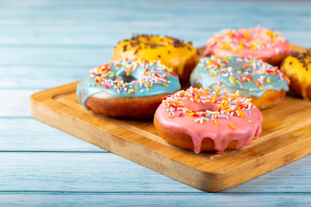 Délicieux beignets colorés assortis sur la table