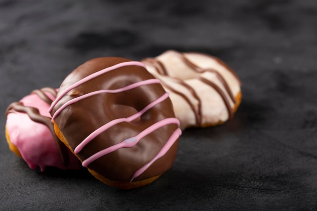 Délicieux beignets colorés assortis sur la table