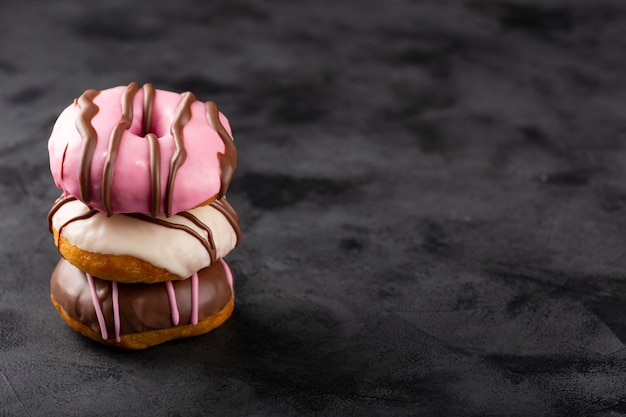 Délicieux beignets colorés assortis sur la table