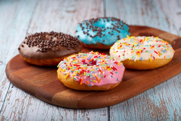 Délicieux beignets colorés assortis sur la table