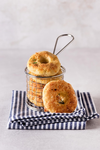 Délicieux beignets de fromage cottage faits maison avec serviette de fond gris épices