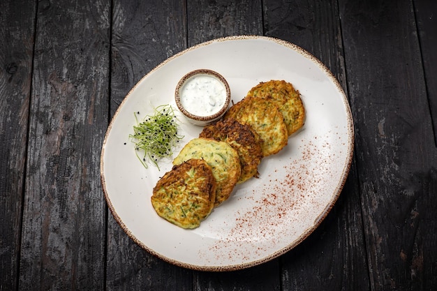 délicieux beignets de pommes de terre sur une table en bois