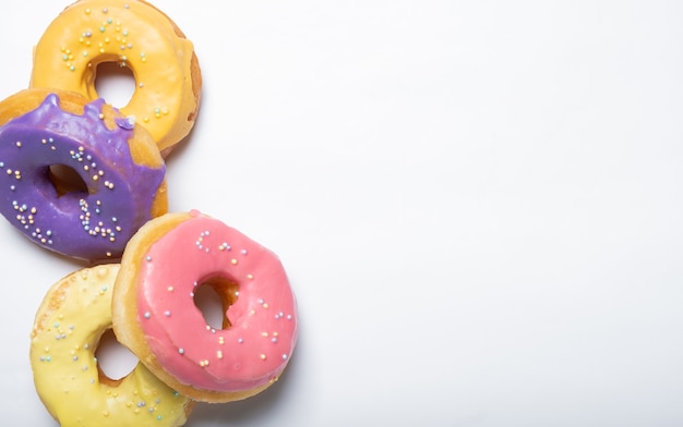 Délicieux beignets sur une surface blanche