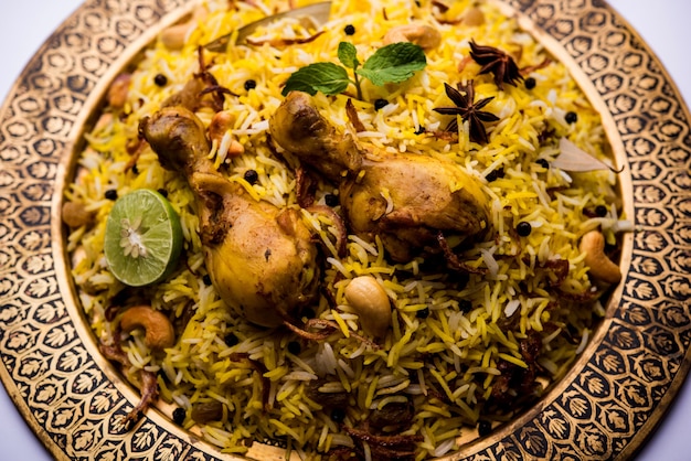 Délicieux biryani au poulet épicé dans un bol sur fond de mauvaise humeur, c'est une cuisine indienne et pakistanaise populaire