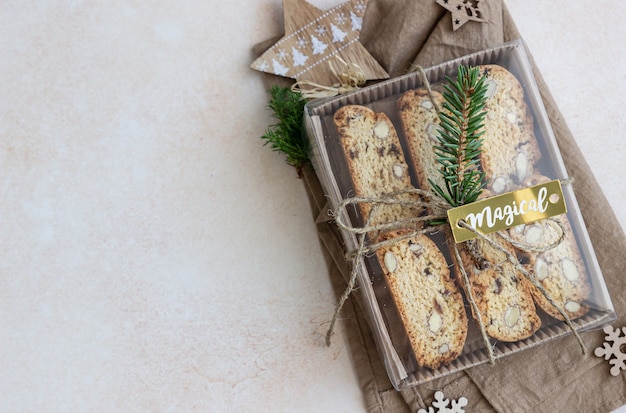 Délicieux biscotti italiens faits maison dans une boîte cadeau.