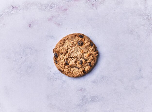 Délicieux biscuit au chocolat sur une table en marbre