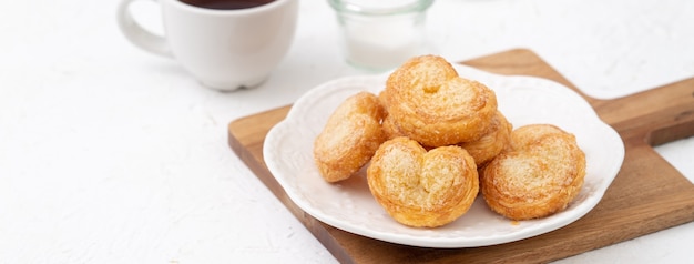 Délicieux biscuit feuilleté papillon Palmier en forme de coeur pour le concept de dessert de la Saint-Valentin.