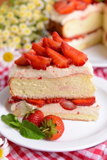 Délicieux biscuit gâteau aux fraises sur la table libre