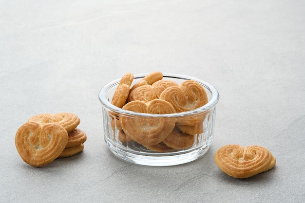 Photo de délicieux biscuits d'amande en forme de cœur