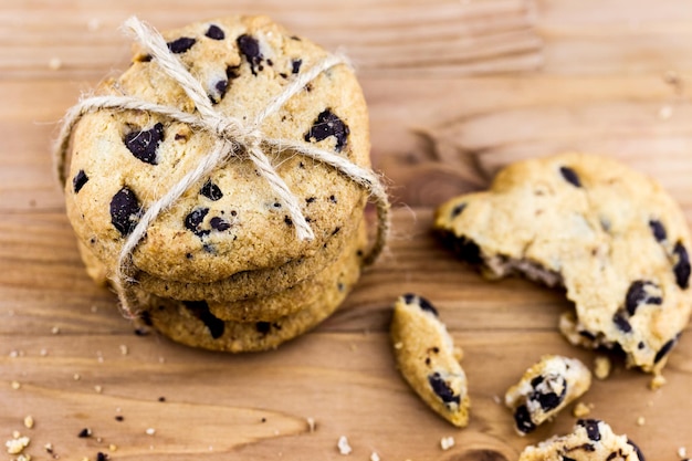 Délicieux biscuits attachés avec de la ficelle