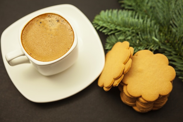 Délicieux biscuits au café et au gingembre sur la table