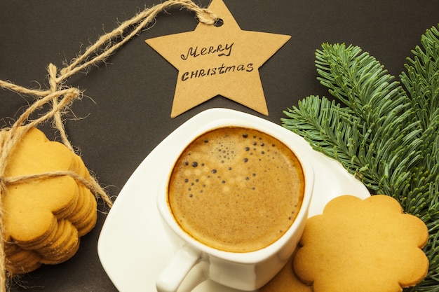 Délicieux biscuits au café et au gingembre sur la table