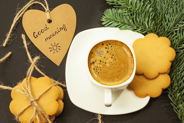 Délicieux biscuits au café et au gingembre sur la table