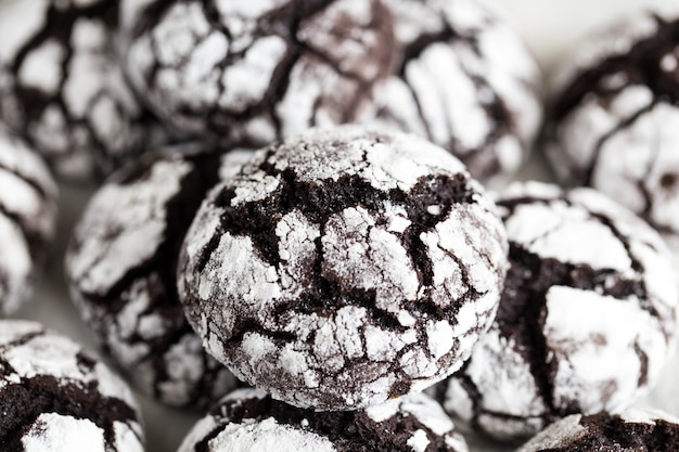 Délicieux biscuits au chocolat sur un bol