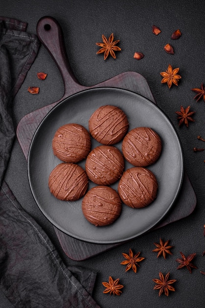 Délicieux biscuits au chocolat sucré sur une plaque en céramique noire