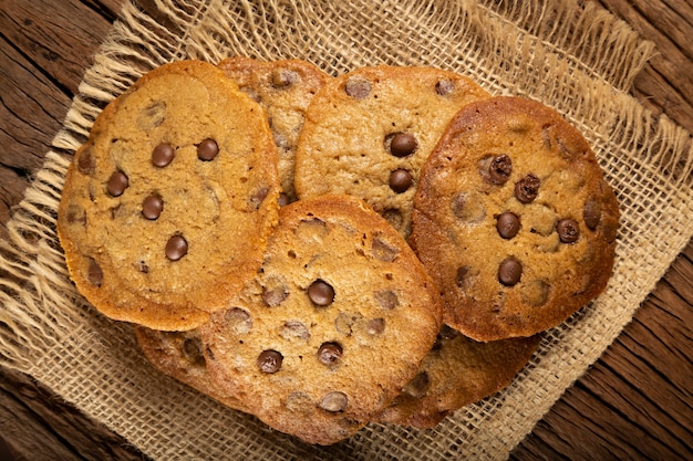 Délicieux biscuits au chocolat sur table en bois