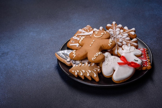 Délicieux biscuits au pain d'épice au gingembre au miel et à la cannelle