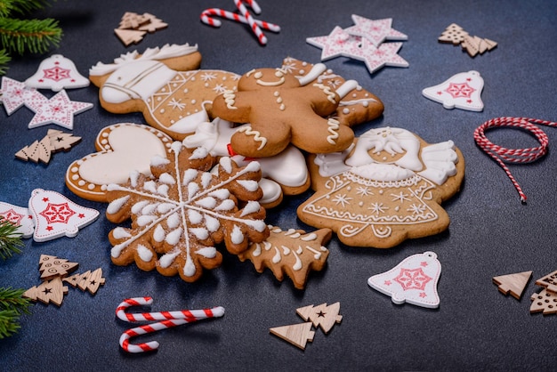 Délicieux biscuits au pain d'épice au gingembre au miel et à la cannelle